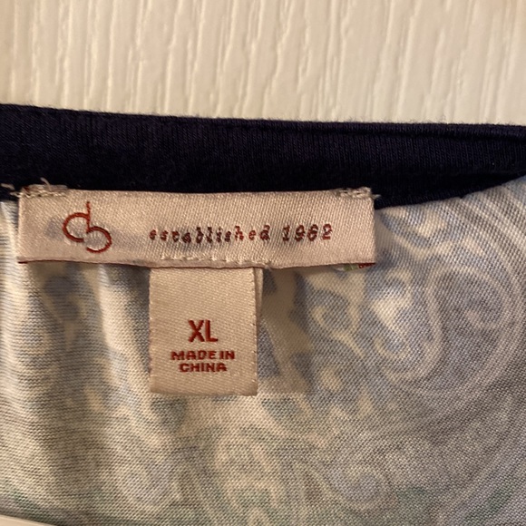 XL Medallion Top - Picture 2 of 3